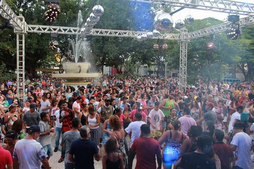 Mais de 8 mil pessoas passaram pelo 1º Flashback na Praça neste domingo, em Paranavaí
