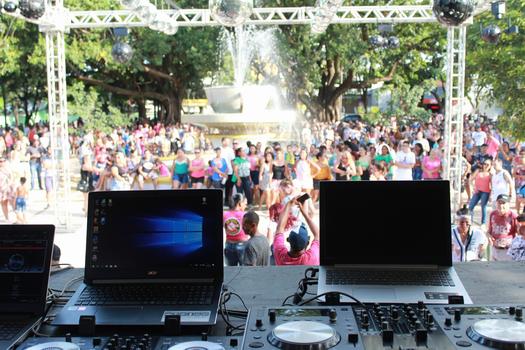 Moradores de diversos municípios passaram pelo 1º Flashback na Praça neste domingo, em Paranavaí