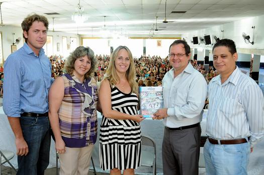 As autoridades fazem a entrega simbólica do novo livro de registro de presença e conteúdo a ser usado a partir deste ano