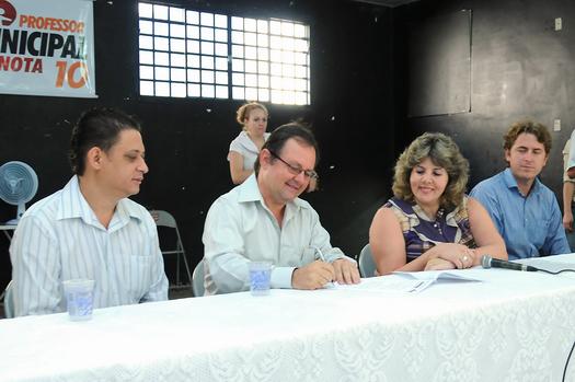 O prefeito Rogério assina o regulamento do prêmio Professor Municipal Nota 10