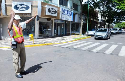 Agentes de trânsito recebem novos coletes que facilitam identificação nas ruas, em Paranavaí