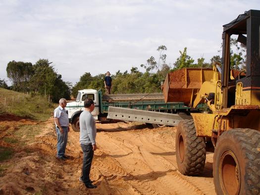 Município recebe as novas vigas da ponte Água do 14