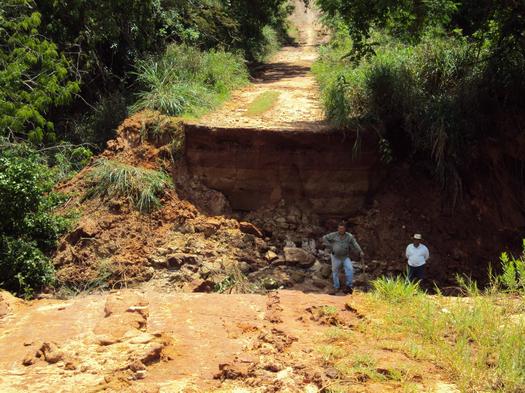 Na ponte água da Palmeirinha, na estrada Alto do Café, mais estragos foram registrados