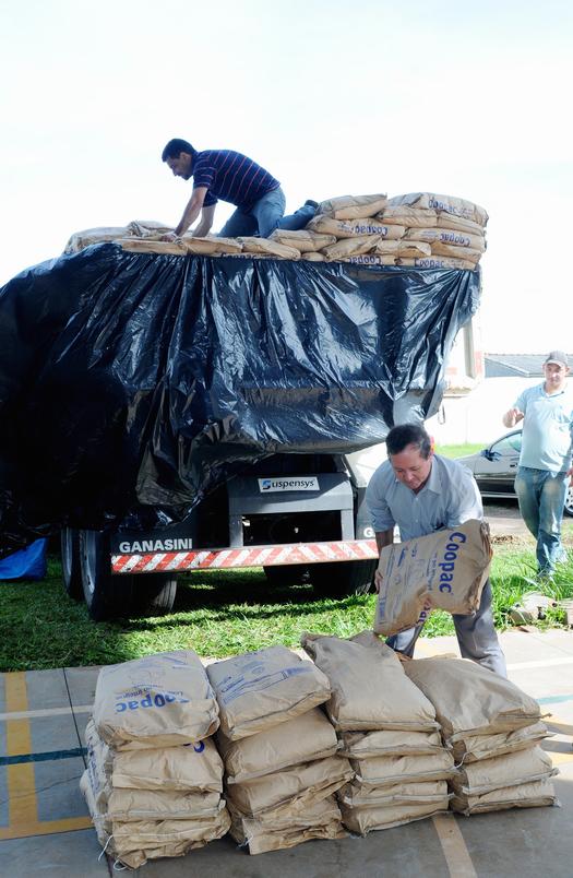 Foram 6.800 kg de feijão e 3.800 kg de leite em pó que foram doados a 30 entidade e creches do município.