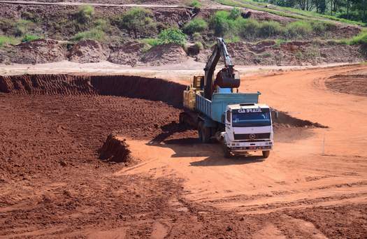 Empresa inicia construção da quarta etapa da célula do aterro sanitário, em Paranavaí