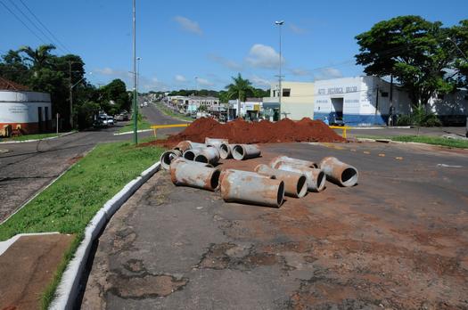 A falta de uma boca de lobo naquele lado da pista dificultava a captação de água no local e danificava o asfalto