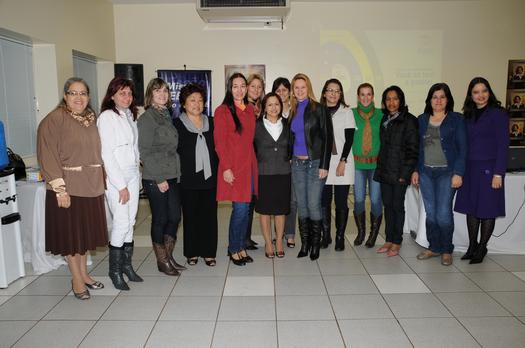 Maria José do Nascimento, ao centro, e algumas das empresárias que participaram do café da manhã promovido pelo Sebrae/PR