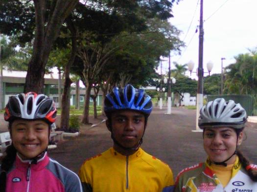 Os ciclistas Rayane Gonçalves, Gabriela Gomes e Deivid Guimarães que participam, neste final de semana, do Campeonato Brasileiro de Ciclismo de Estrada, em Londrina