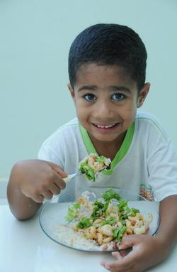 A diretora do CEI Semente da Esperança ressalta que a alimentação balanceada reflete no melhor aprendizado e no desenvolvimento das funções motoras e cognitivas.