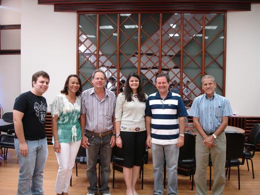 O prefeito Rogério Lorenzetti e o presidente da Fundação Cultural, paulo César de Oliveira, com os três vencedores do concurso: Wolmar Haroldo Risse, Rodrigo Nassar Viana e Giany Machado França Bedette