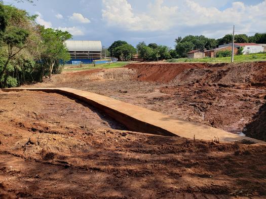 Construção de lago no Parque Ouro Branco, em Paranavaí