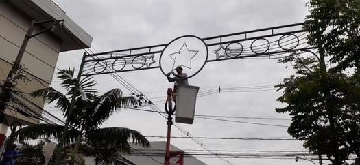 Município começa a instalar decoração de Natal, em Paranavaí
