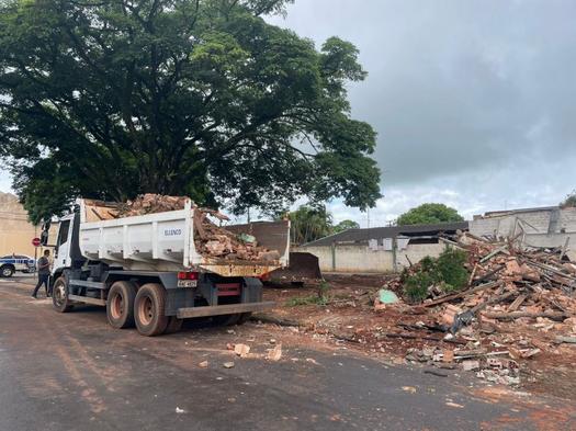 Demolições fazem parte de projeto para construção da nova sede da Ditran e Guarda Municipal, em Paranavaí