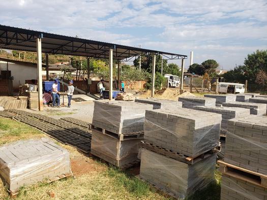 Detentos trabalham na fabricação de paver em Paranavaí