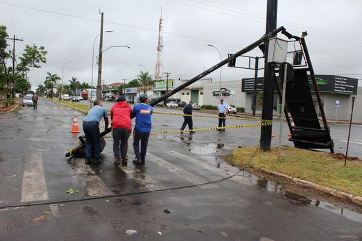 Semáforo caído devido a força dos ventos, em Paranavaí