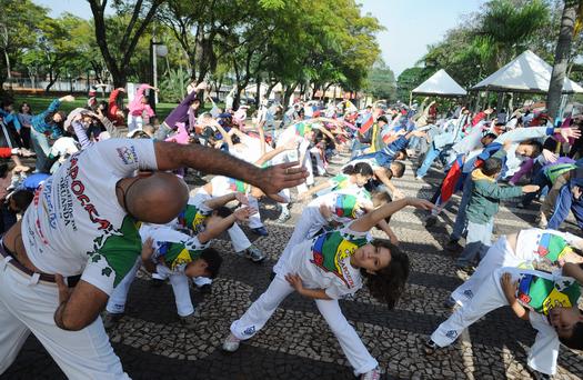 Durante todo o dia, foram desenvolvidas atividades, como aulas de capoeira,  juntamente com a população, na Praça dos Pioneiros