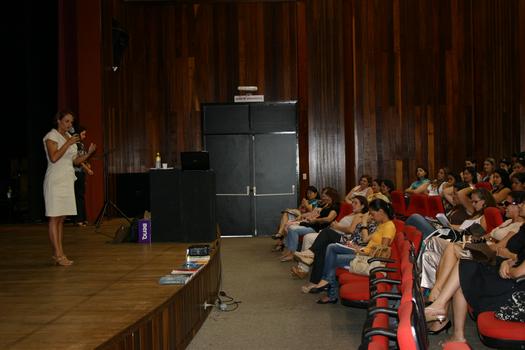 No encontro “Mulher em Foco”, realizado no teatro municipal, as mulheres puderam acompanhar a palestra da professora mestre Maria Inez Marques Barbosa