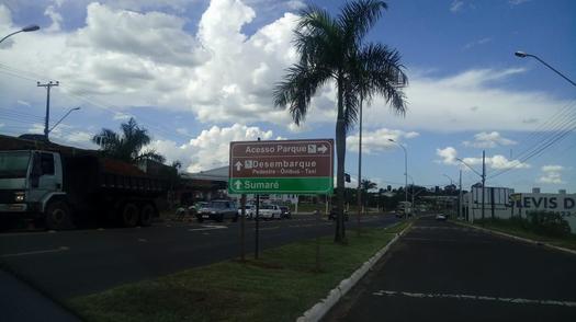 Placa no trajeto da cidade até o Parque de Exposições, em Paranavaí