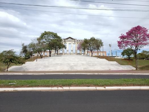 Município revitaliza escadaria do estádio, canteiros e meios fios de avenidas, em Paranavaí