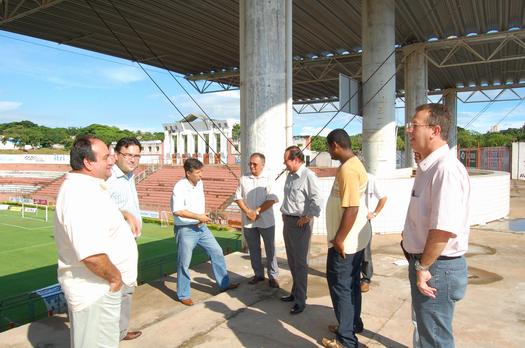 O prefeito Rogério Lorenzetti visita o estádio acompanhado do engenheiro civil José Carlos Pequito Mendes, arquiteto Marcelo Vendramim, Alcides Quadrado e Cláudio Souza, membros da diretoria do ACP, vereador Nivaldo Mazzin, e técnicos da Secretaria de Desenvolvimento Urbano (Sedur). 