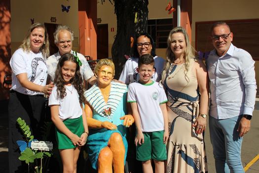 Escola municipal ganha primeira estátua do Brasil, em tamanho real, de Cecília Meireles, em Paranavaí