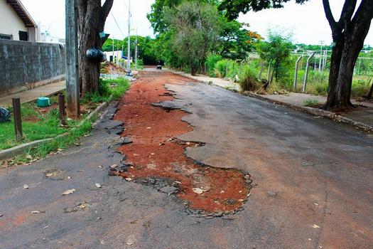 Prefeitura vai recuperar asfalto da Rua Altino da Silva Azeredo, em Paranavaí