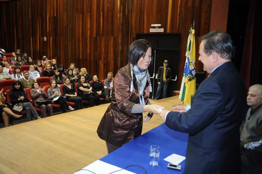 O prefeito Rogério Lorenzetti entrega o diploma para uma das alunas recém-graduadas