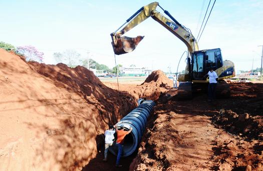 Instalação de nova tubulação para captação de água da chuva na região das Chácaras Jaraguá, em Paranavaí