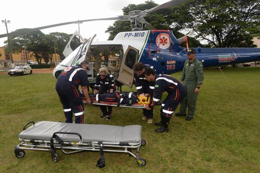 Treinamento para profissionais que atuarão no helicóptero de resgate, em Maringá