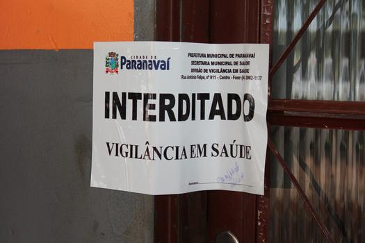 Vigilância interdita borracharia na BR-376 com reincidência de focos de dengue, em Paranavaí