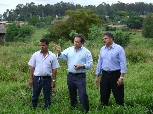 Prefeito e vereadores visitam local onde serão construídas casas populares no Jardim Ipê