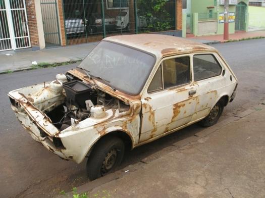 Município sanciona lei sobre remoção de veículos abandonados, em Paranavaí