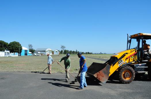 Infraestrutura trabalha na revitalização do Aeroporto Edu Chaves, em Paranavaí