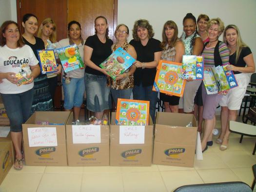 Cerca de 5 mil livros de literatura infantil que serão distribuídos entre as escolas municipais e centros de educação infantil, em Paranavaí