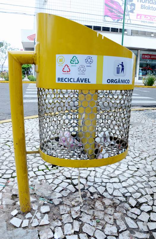 Os recipientes são divididos para que as pessoas depositem lixo reaproveitável separadamente do lixo comum, em Paranavaí
