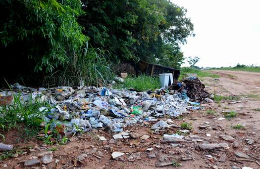 Na Rua Capitão Telmo Ribeiro foram encontrados diversos tipos de lixo como sofás, entulhos, caixas de leite, copos plásticos, garrafas, papéis e dezenas de catálogos de produtos de beleza, em Paranavaí