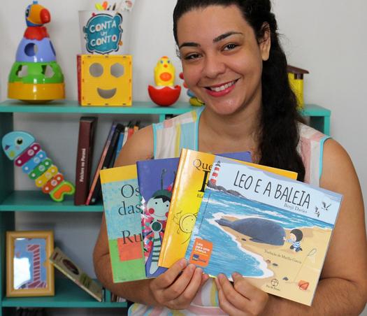 Luciana Guedes faz sucesso narrando histórias para crianças nas mídias sociais, em Paranavaí