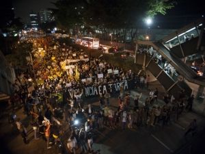 Manifestantes ocupando Avenida Eusébio Matoso, na região da Avenida Brigadeiro Faria Lima, em São Paulo