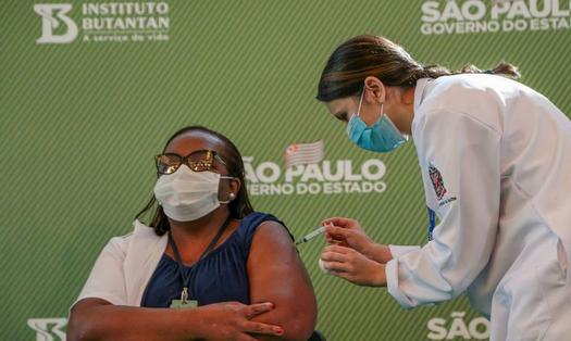 Mônica Calazans foi a primeira pessoa vacinada