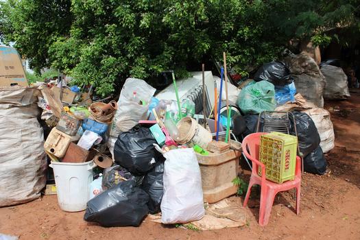 Prefeitura retira 30 caminhões de lixo e entulho durante mutirão contra a dengue na Coloninha, em Paranavaí