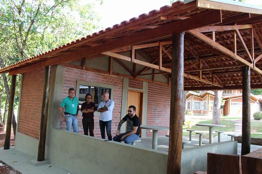 Bosque Municipal ganha casa com banheiros e área de descanso, em Paranavaí