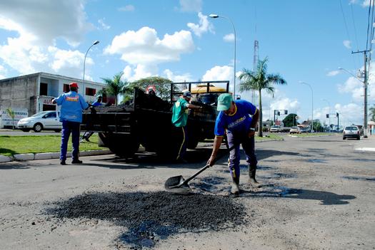 Homens da secretaria de Infraestrutura trabalham na via marginal da Av. Dep. Heitor Furtado