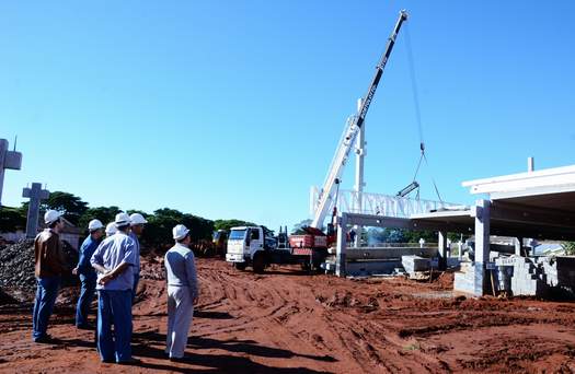 De acordo com o engenheiro, o cronograma da obra está dentro do previsto e no final deste mês deve ter início a construção da fachada do novo hipermercado, em Paranavaí