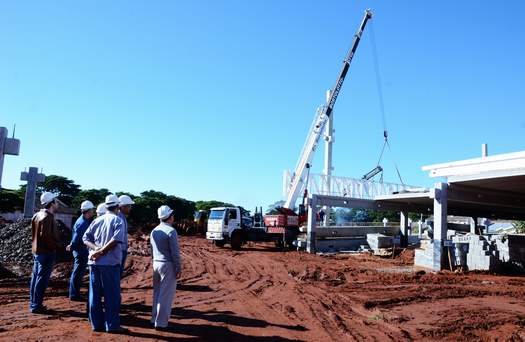 De acordo com o engenheiro,  o cronograma da obra está dentro do previsto e no final deste mês deve ter início a construção da fachada do novo hipermercado, em Paranavaí