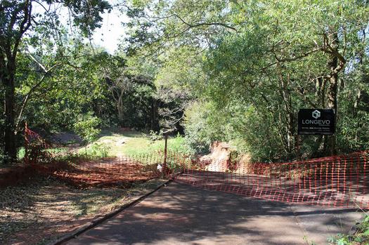 Obras no interior do bosque vão recuperar pista de caminhada e lago, em Paranavaí