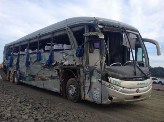 Acidente com ônibus na BR-376 mata 3 pessoas e fere mais de 30