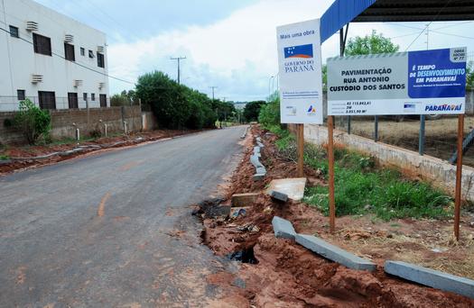 Na foto, a Rua Antonio C. dos Santos que já está sendo asfaltada. No total, trechos de 13 ruas e uma avenida receberão pavimentação asfáltica no Jardim Santos Dumont.