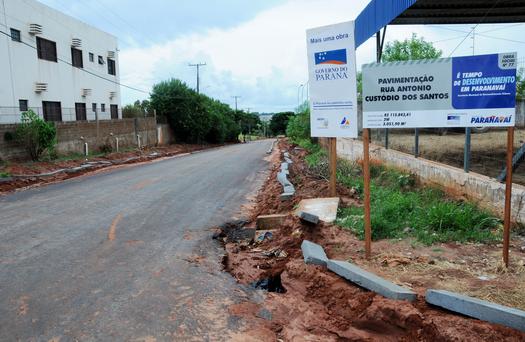 Na foto, a Rua Antonio C. dos Santos que já está sendo asfaltada. No total, trechos de 13 ruas e uma avenida receberão pavimentação asfáltica no Jardim Santos Dumont. 