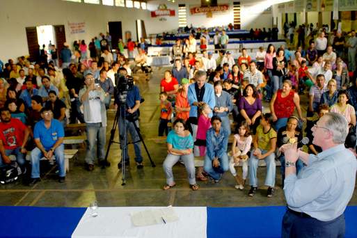 Produtores rurais terão crédito para construção de silos, na foto o vice governador Orlando Pessuti . Foto Marcelo Zavan