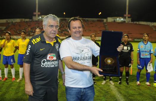 Placa entregue pelo administrador da CBF ao prefeito de Paranavaí